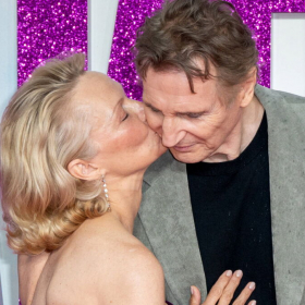 Pamela Anderson et Liam Neeson amoureux : une romance inattendue mais sincère, née sur le tournage de The Naked Gun