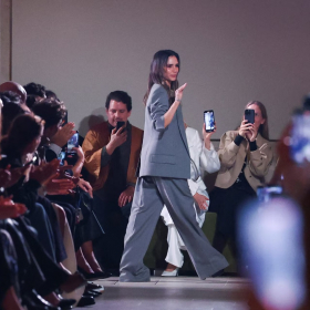 Victoria Beckham défile à Paris, mais Brooklyn et Nicola brillent par leur absence