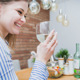 Boire autrement : le succès du vin sans alcool dans un mode de vie équilibré