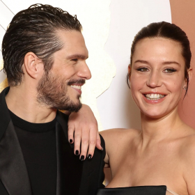 Fashion Week : Adèle Exarchopoulos casse les codes avec un look oversize en survêtement et escarpins