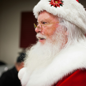 Le secrétariat du Père Noël a ouvert et a fait appel à un célèbre explorateur pour répondre aux enfants
