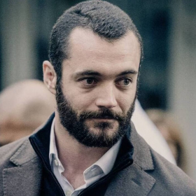 Louis Sarkozy attaqué en pleine campagne : ce qui s’est vraiment passé dans les rues de Menton