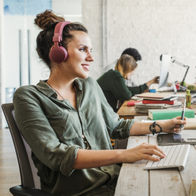 Pourquoi chanter avec vos collègues est une bonne idée pour mieux travailler