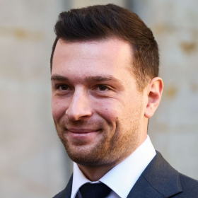 Jordan Bardella pourrait être en couple avec "quelqu'un qui ne partage pas ses idées", sa déclaration inattendue sur BFM