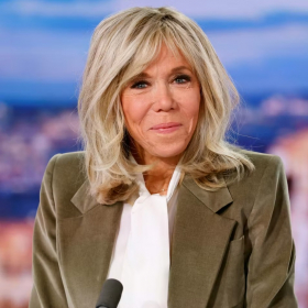“Je vous écoute en faisant mon courrier” : la routine inattendue de Brigitte Macron dévoilée
