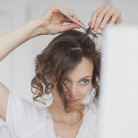 Pourquoi le stress peut vous donner des cheveux blancs ou gris