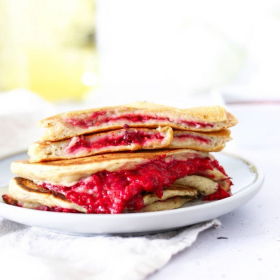 La recette de pancakes fourrés à la framboise, à la banane et au skyr