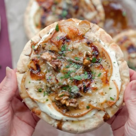 La recette de pita pizza à la poire et au gorgonzola facile et très rapide !