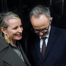 Mais qui est vraiment Claire Peyron, la compagne d’Emmanuel Grégoire qui intrigue depuis sa victoire ?