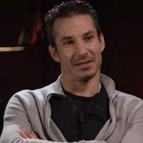 “On a pris leur maison” : Jérémy Ferrari raconte l’injustice qui a bouleversé son enfance et changé sa vie