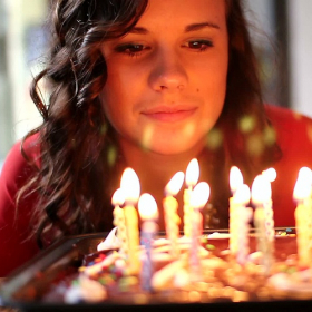 Souffler ses bougies d'anniversaire est le meilleur moyen de décupler le nombre de bactéries sur le gâteau