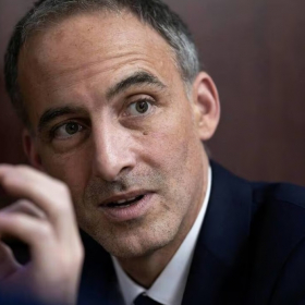 "La gauche républicaine qui refuse l’alliance avec LFI, elle gagne" : la stratégie de Raphaël Glucksmann pour 2027 divise déjà la gauche