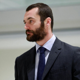 Après sa défaite à Menton, Louis Sarkozy reprend son métier : quel salaire va-t-il toucher ?