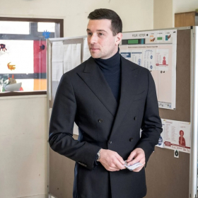 Il glisse son bulletin… mais pas pour son parti : ce détail surprenant autour du vote de Jordan Bardella à Garches