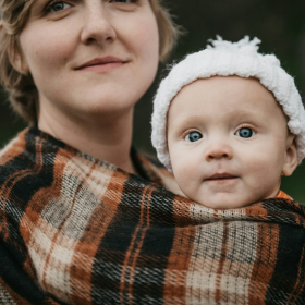 Pourquoi le portage bébé change la vie des jeunes parents