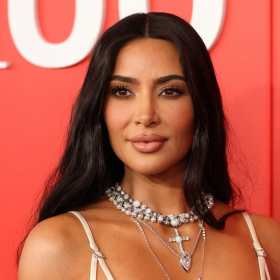 "J’ai tout essayé pour soulager la douleur" : Kim Kardashian traverse la frontière pour une greffe