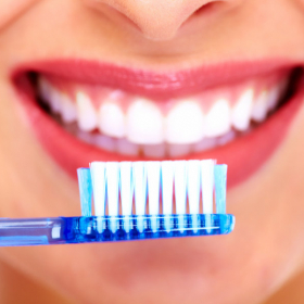 Pourquoi vous devez absolument arrêter de vous brosser les dents sous la douche