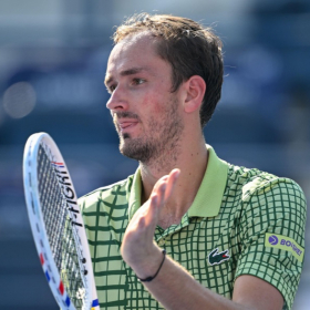 Frappes en Iran, espace aérien fermé : Daniil Medvedev bloqué à Dubaï après sa victoire et avant le Masters 1000 d’Indian Wells