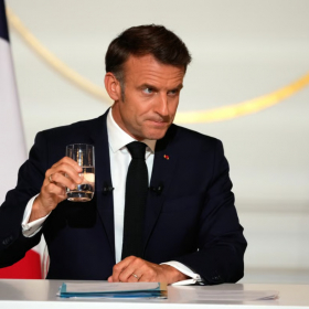 Pourquoi Philippe Besson a tutoyé Emmanuel Macron en public sur le plateau de Quelle époque