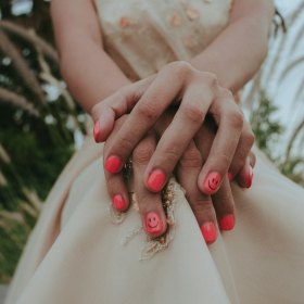 La “Red nails theory” : pourquoi cette couleur affole tant TikTok et divise les internautes