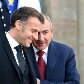 Emmanuel Macron en Arménie : cette image plus détendue qui contraste avec le protocole officiel