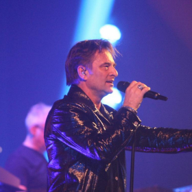 David Hallyday prolonge l’hommage à Johnny : les dernières dates de la tournée “Requiem pour un fou” s’annoncent chargées d’émotion