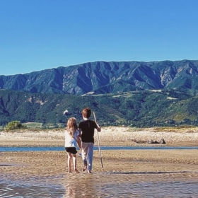 Archie et Lilibet de dos sur une plage : l’image rare qui intrigue les fans des Sussex
