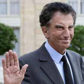 Jack Lang au cinéma avec Jean Dujardin : ce moment inattendu avant la séance qui a surpris tout le monde