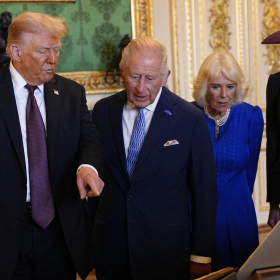 Comment Donald Trump a brisé la règle sacrée de la monarchie britannique avec un geste qui fait déjà polémique