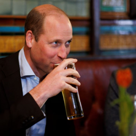 Quand le Prince William se saoule avec une célébrité d’Hollywood, la vidéo surprend tout le monde : "Est-ce que c'était sur ta liste ?"