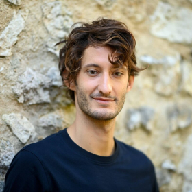 "Une des plus grandes claques de ma vie" : Pierre Niney raconte sa randonnée de 5 jours seul en Auvergne