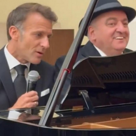 Vidéo : Emmanuel Macron chante La Bohème en Arménie, voilà pourquoi ce moment inattendu cache un symbole très fort