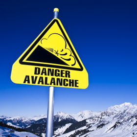 Neige, rafales, avalanches… Pourquoi ce mardi 17 février s’annonce explosif en montagne dans ces 14 départements