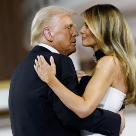 “J’ai mis ma main sur une partie de son corps…” : Donald Trump surprend tout le monde en évoquant Melania en plein discours