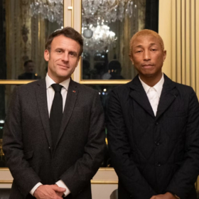 Une médaille, des stars et un clin d’œil inattendu : pourquoi cette cérémonie entre Emmanuel Macron et Pharrell Williams a marqué les esprits