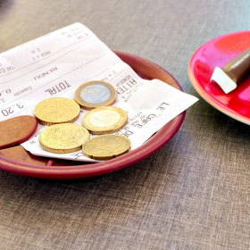 Budget 2026 : la droite obtient la prolongation de la défiscalisation des pourboires