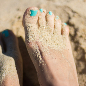 3 couleurs de vernis qui mettent le plus en valeur le bronzage