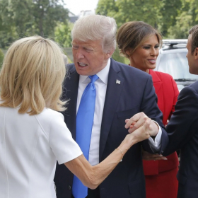 “Elle est en forme !” : la phrase de Donald Trump à Brigitte Macron qui a provoqué un malaise dès leur première rencontre
