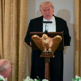 Donald Trump plaisante sur son écart d’âge avec Melania devant Charles III : pourquoi cette phrase n'est pas passée inaperçue