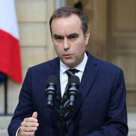 « Macron démission », « Retour aux urnes » : les réactions s’enchaînent après la démission de Sébastien Lecornu
