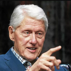 Affaire Epstein : Bill Clinton interrogé sur la fameuse photo dans le jacuzzi, son explication embarrassée