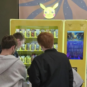 Pokémon : le distributeur de cartes installé à Caen bat déjà des records