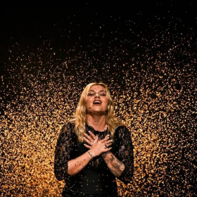 Louane revisite un tube culte des années 2000 avec son tout premier producteur