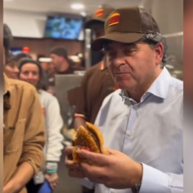 Xavier Bertrand employé d’un jour chez Burger King : la vidéo qui fait le buzz