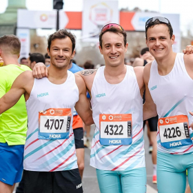 50 000 coureurs, 21 km et un chrono bluffant : Hugo Clément crée la surprise au semi-marathon de Paris