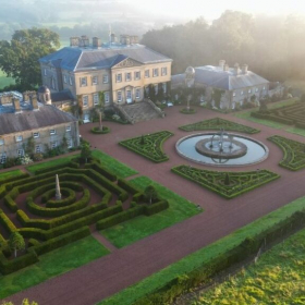 Mariages de luxe, faste royal et 9 millions engagés : ce virage spectaculaire voulu par Charles III