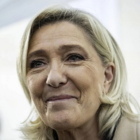 "On dirait Ophélie Winter" : une photo retouchée de Marine Le Pen pour son anniversaire fait réagir toute la toile