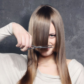 Couper ses cheveux pour les faire pousser plus vite : ce que vous devez savoir