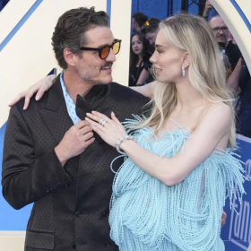 Accusé d’être « trop tactile » avec Vanessa Kirby, Pedro Pascal subit une vague de critiques sur les réseaux
