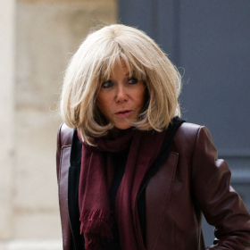 Avion bloqué, retard et malaise : pourquoi Brigitte Macron s’est fait attendre plus d’une heure à Nice